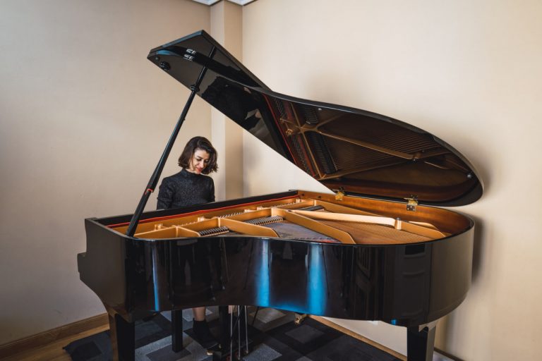 Breaking the Ice: How Adult Beginners Can Learn Piano with Confidence